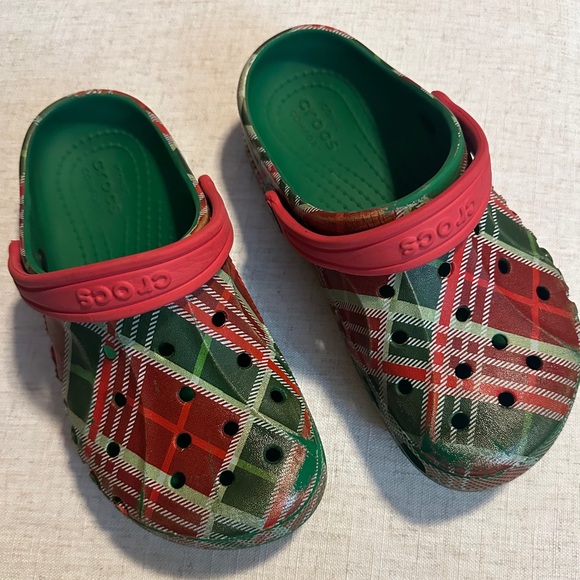 Kelly Green Holiday Plaid Unisex CROCS •Size 3. - Picture 1 of 5